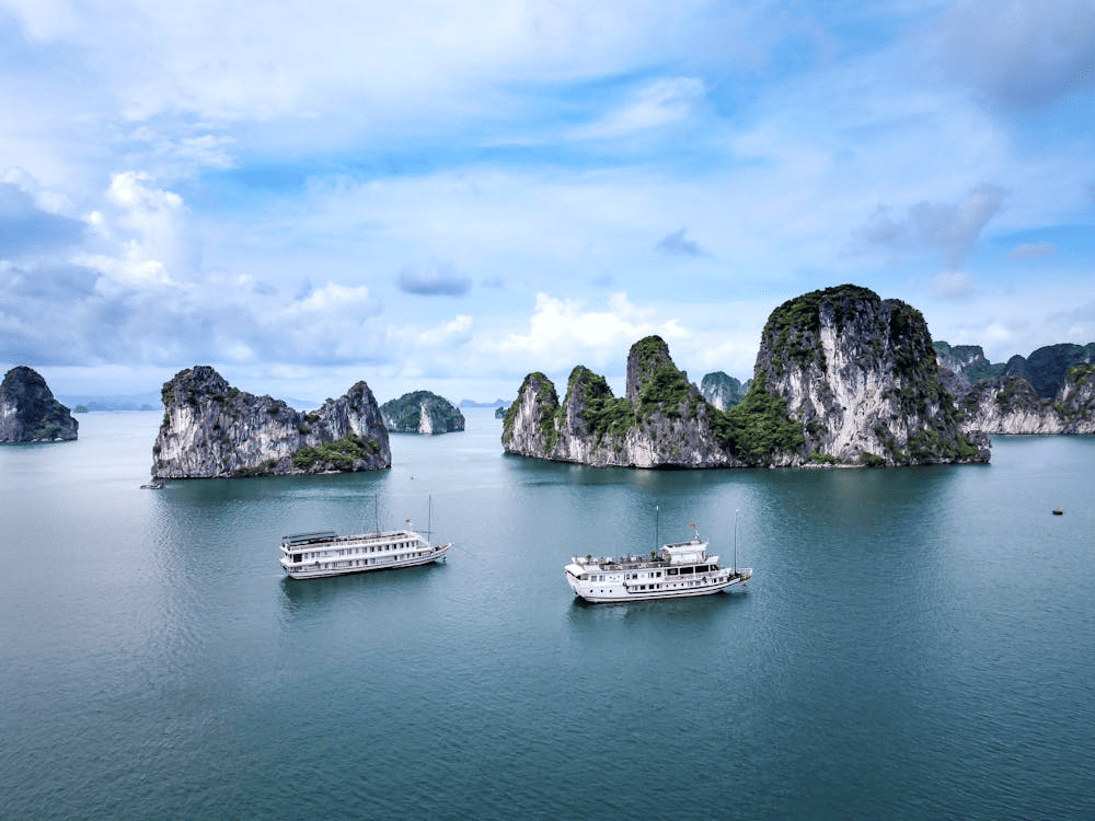 Sail through the stunning seascape of Ha Long Bay aboard a luxurious 5-star cruise, where world-class service meets unforgettable views (Source: Pexels)